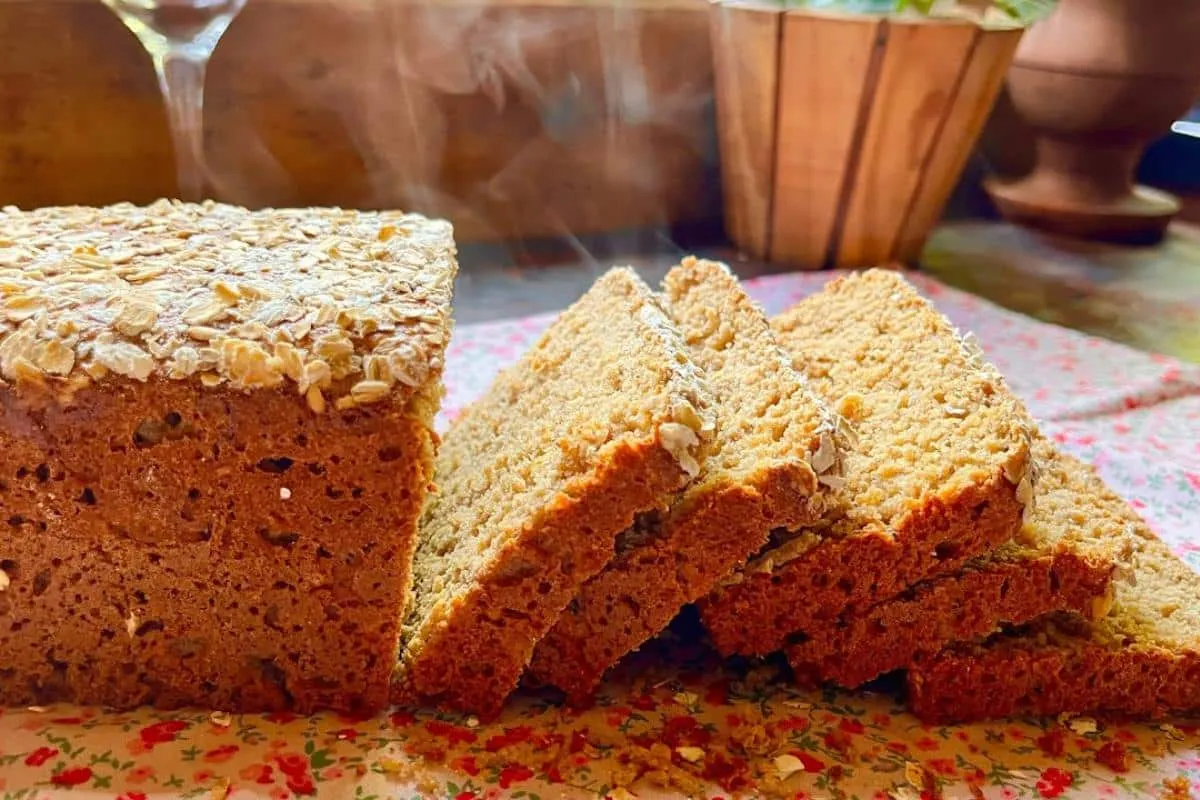 Pão de aveia saudável e leve para o seu cardápio semanal de café da manhã