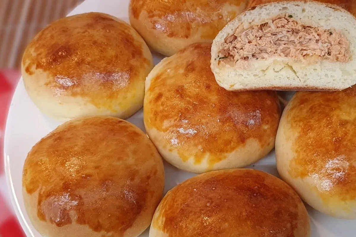 Pão de batata recheado com frango super macio e delicioso para o lanche ou jantar