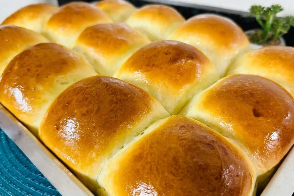 Pão de creme de leite fofinho que desmancha na boca e é fácil de fazer no café da manhã