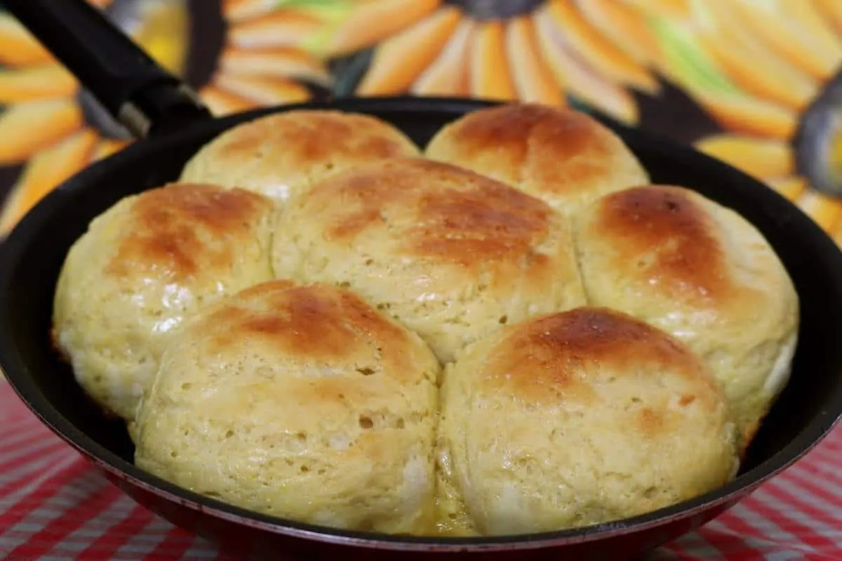 Pão de frigideira macio e fofinho: lanche tarde que você faz em 30 minutos