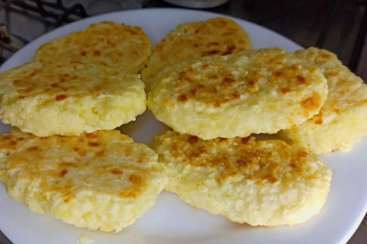 Pão de frigideira sem farinha de trigo que fica pronto em apenas 5 minutos para o lanche da tarde