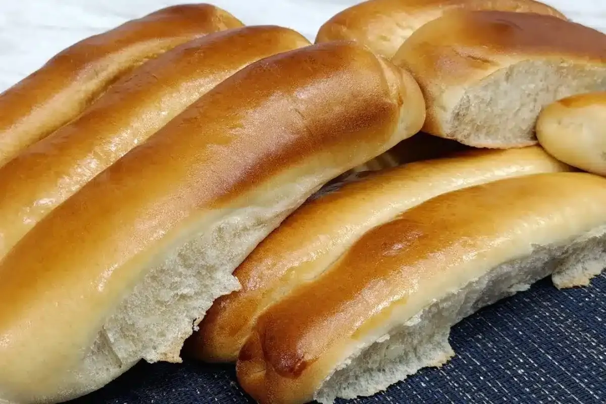 Pão de hot dog super macio e fofinho para você fazer o seu próprio cachorro quente em casa