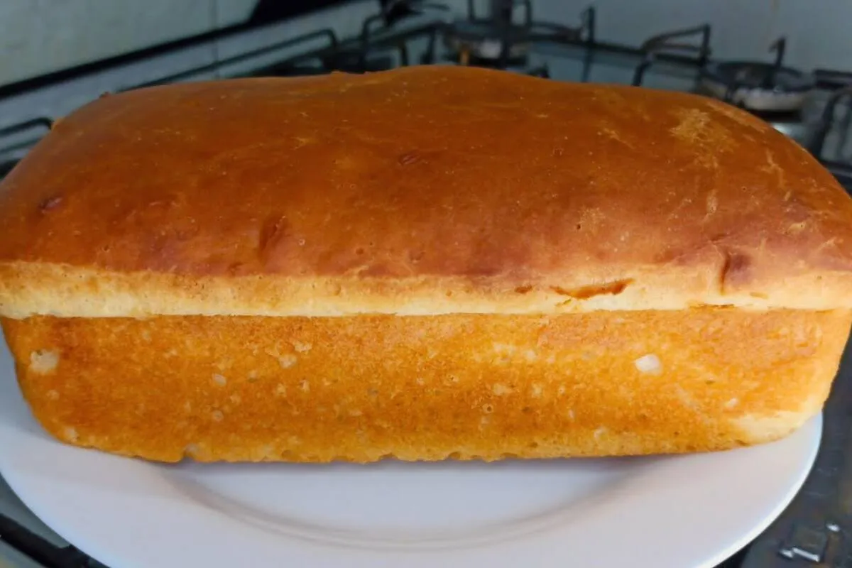 Pão de liquidificador para comer hoje quentinho no café da tarde