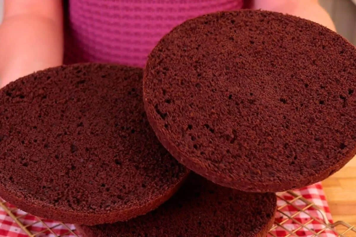 Pão de ló de chocolate fofinho: com 4 ingredientes, sem leite e sem fermento
