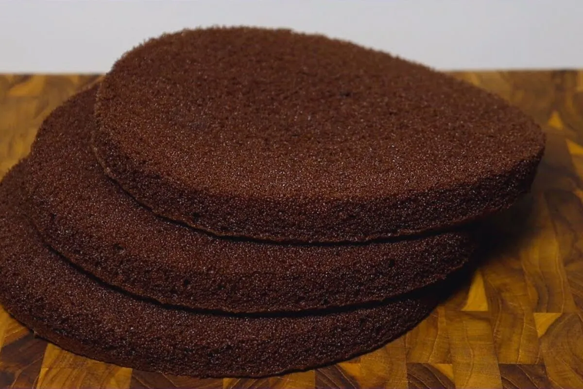 Pão de ló de chocolate fofinho e fácil pra rechear ou comer puro mesmo