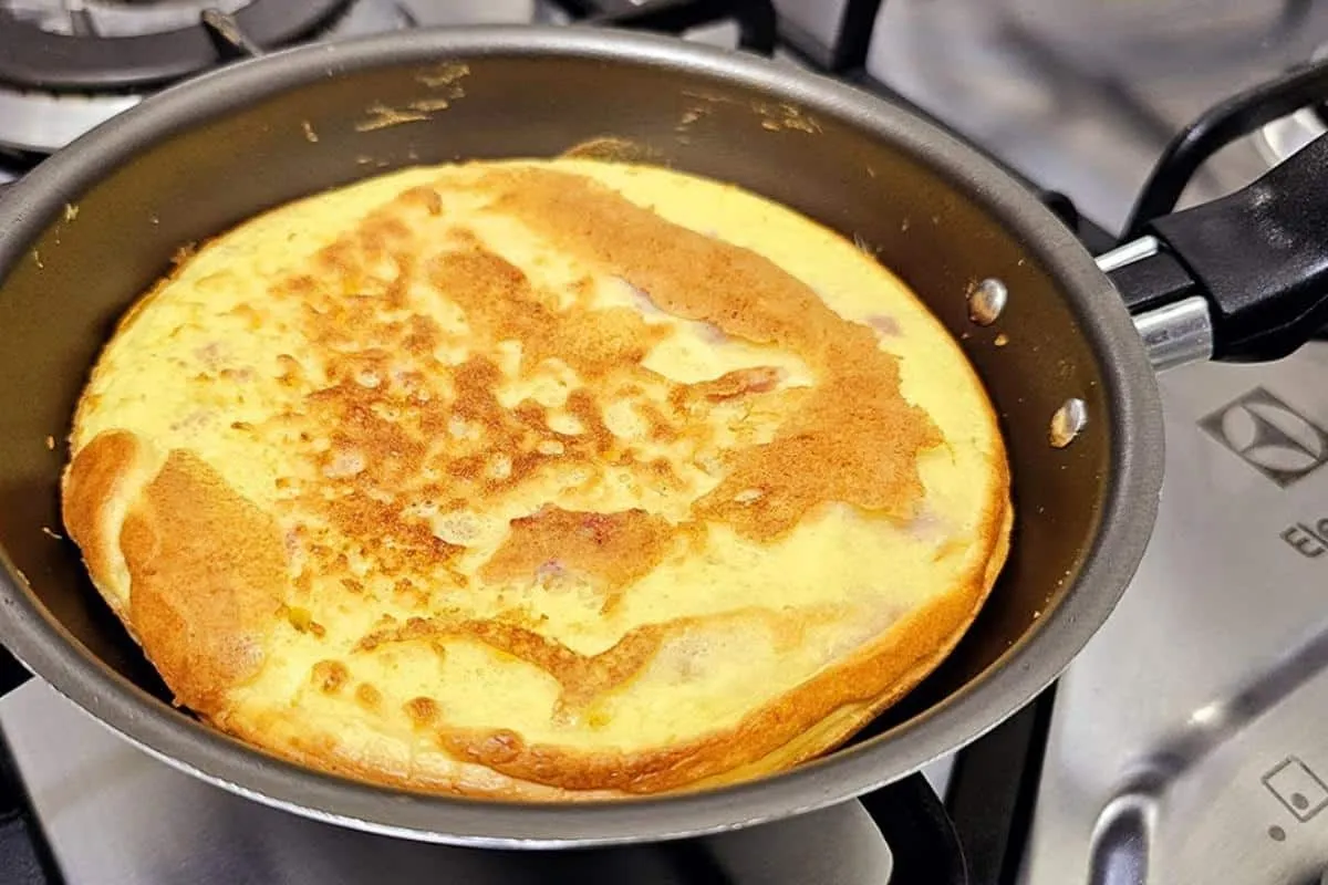 Pão de maisena recheado feito na frigideira que fica ótimo para o café da manhã