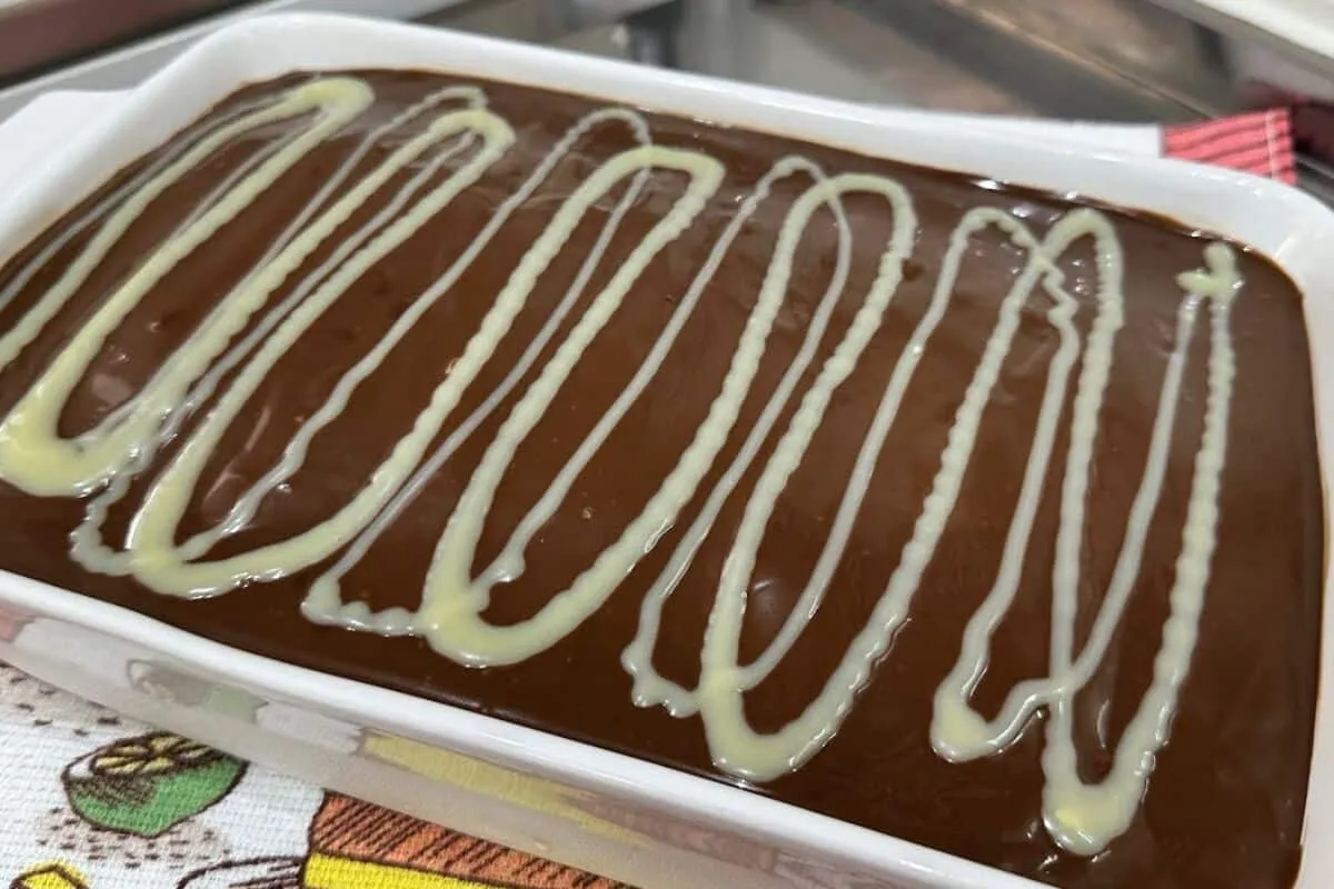 Pão de mel de travessa, uma receita recheada irresistível e muito prática de montar