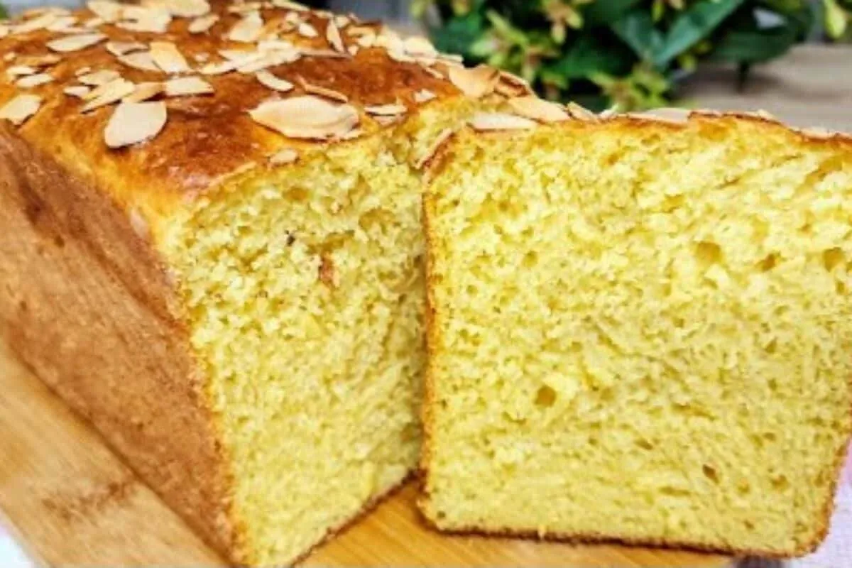 Pão de milho caseiro para comer quentinho com manteiga derretendo e um café quentinho