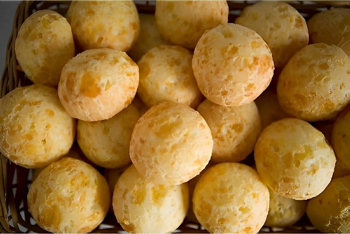 Pão de queijo com 3 ingredientes que não precisa escaldar é só misturar tudo e levar para assar