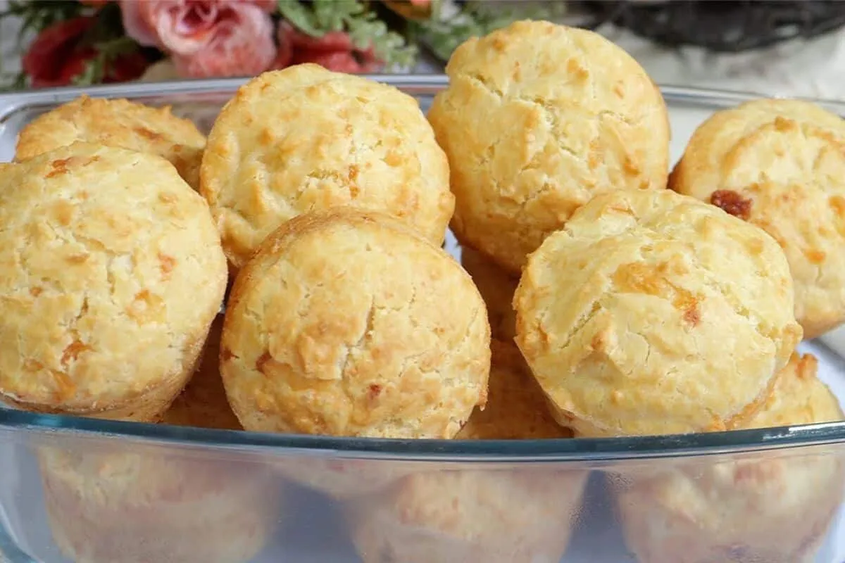 Pão de queijo com fermento de bolo fofinho que vai surpreender você com o resultado