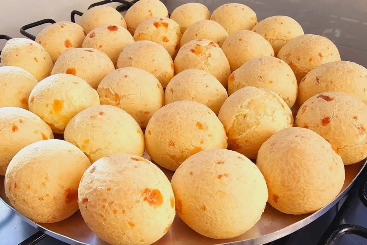 Pão de queijo com polvilho azedo: com casquinha crocante e não fica murcho