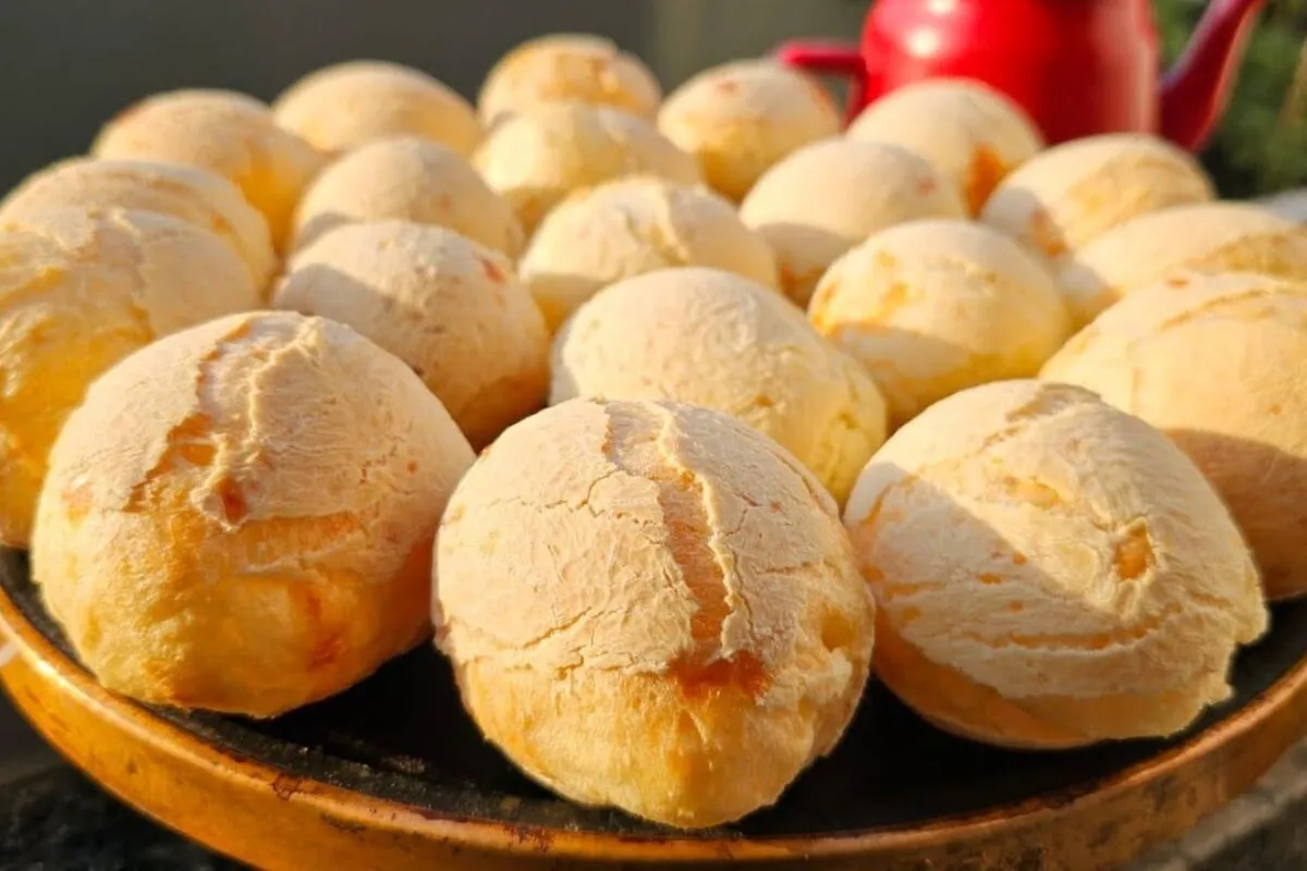 Pão de queijo com polvilho azedo que não murcha: fácil e rápido de fazer em casa