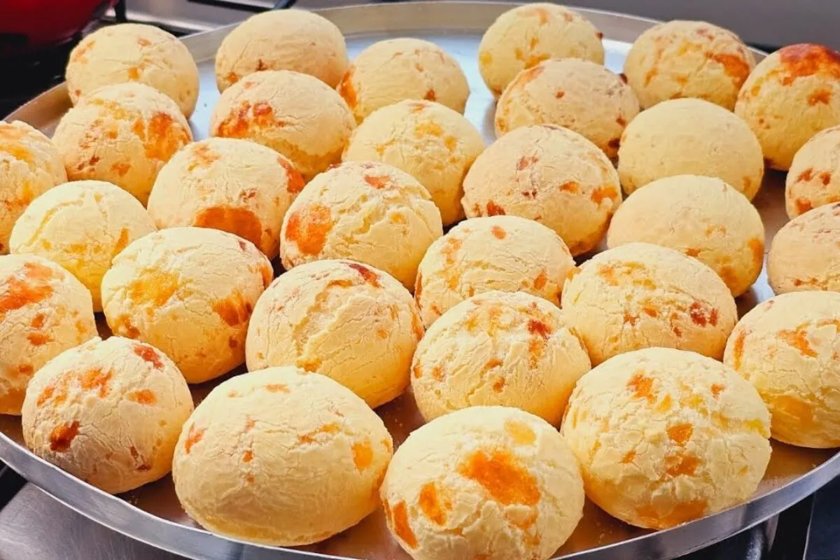 Pão de queijo com polvilho doce muito saboroso: fica uma delícia e todo mundo vai querer mais