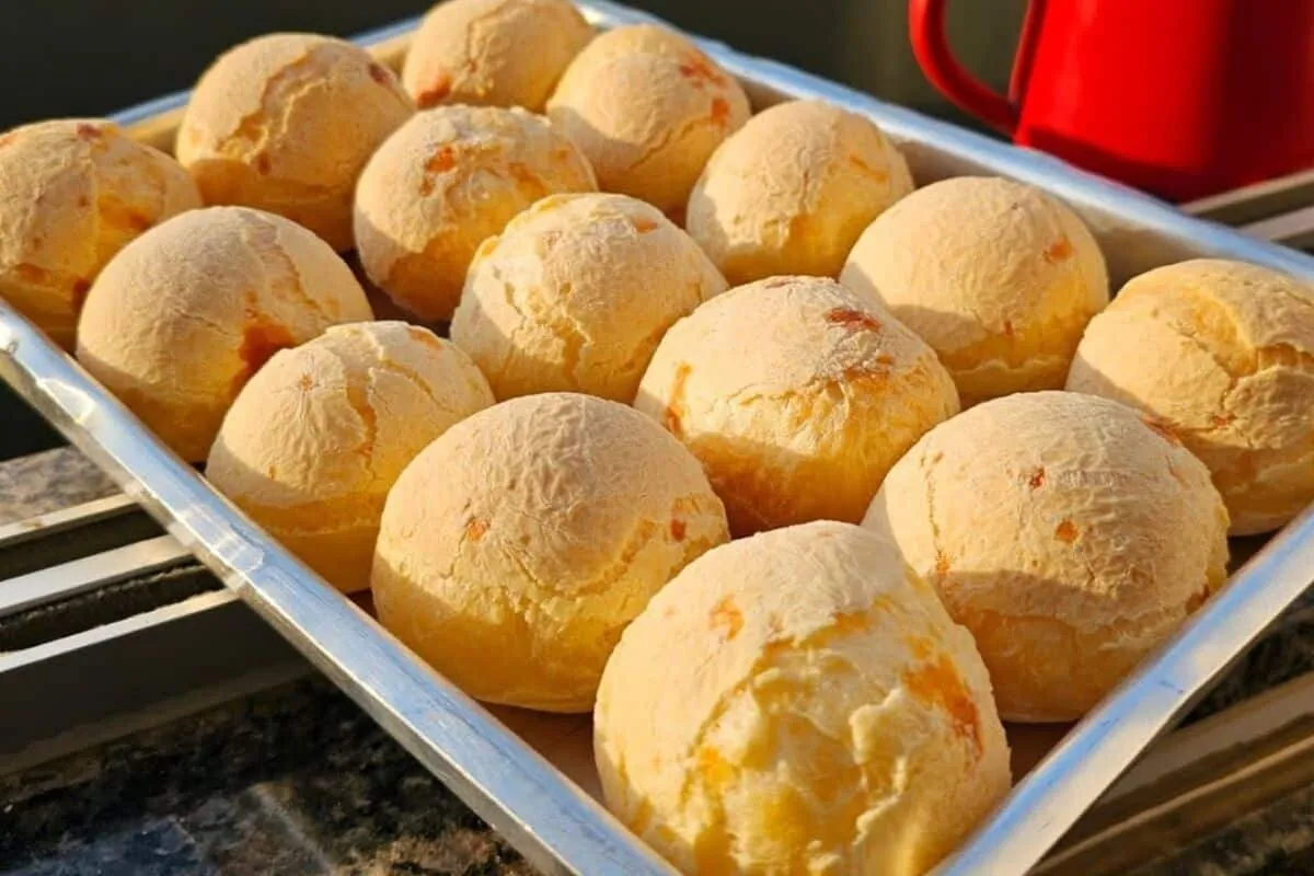 Pão de queijo com polvilho doce, uma receita que não murcha e fica pronta muito rápido