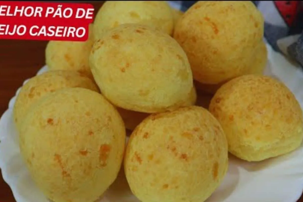 Pão de queijo crocante por fora, macio por dentro e que pode ser congelado