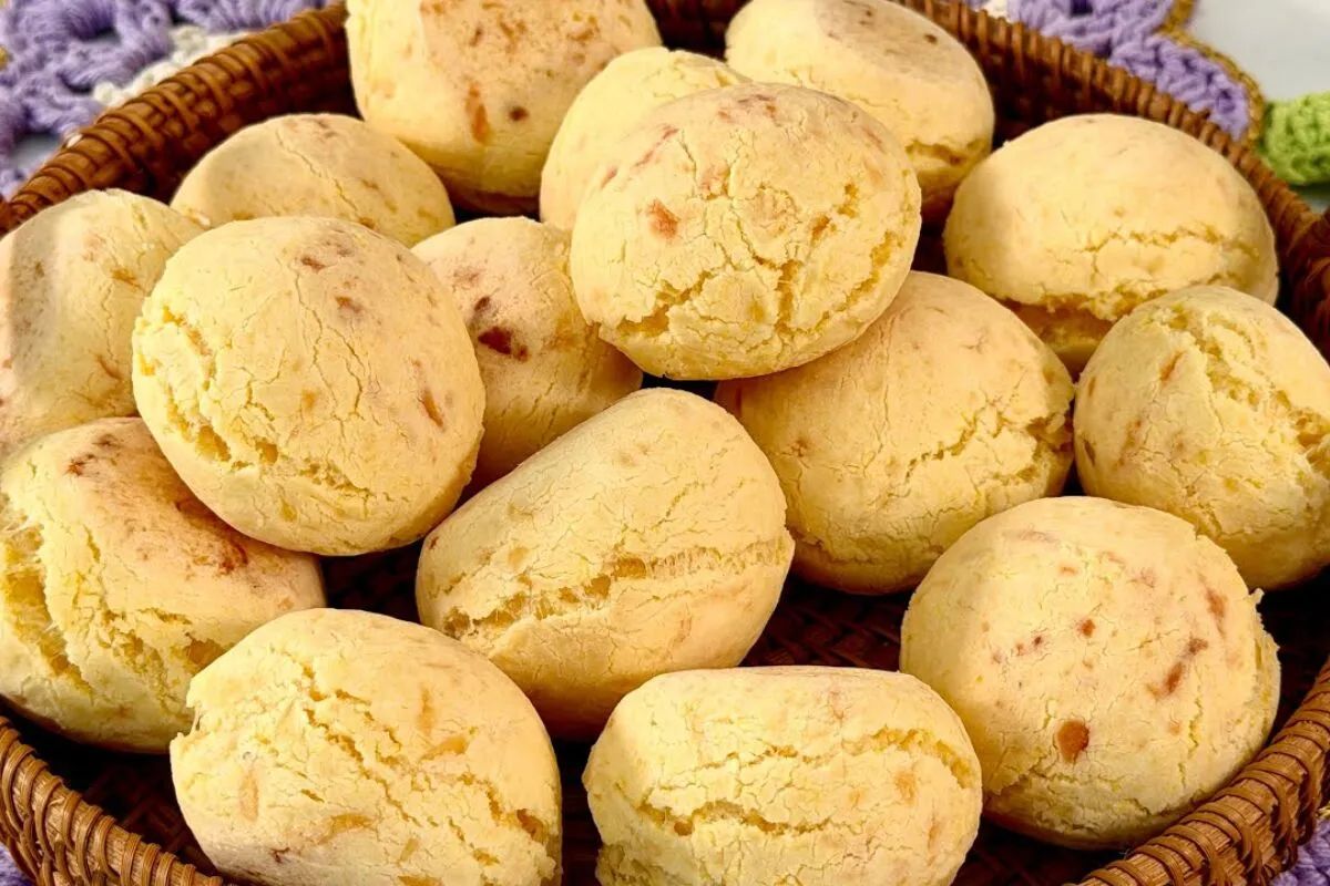 Pão de queijo de cuscuz feito com apenas 1 ovo: a receita prática e perfeita para o seu café