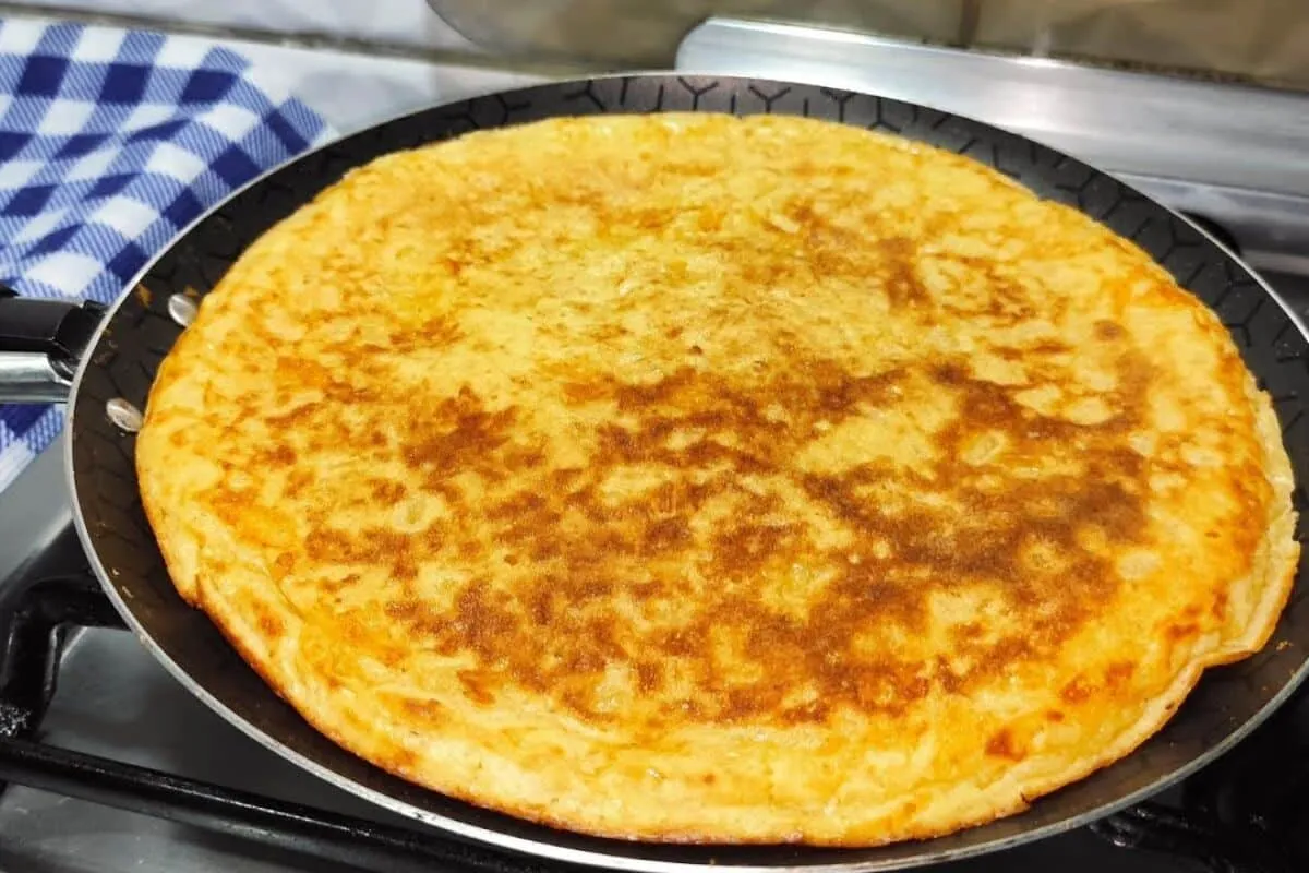 Pão de queijo de frigideira delicioso e que fica pronto em poucos minutos