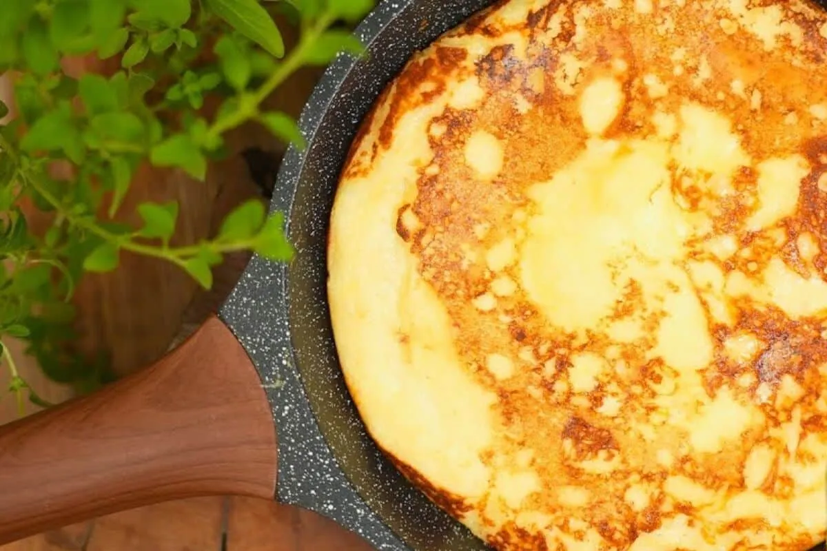 Pão de queijo de frigideira rápido e gostoso, ótimo para o café da manhã ou lanche