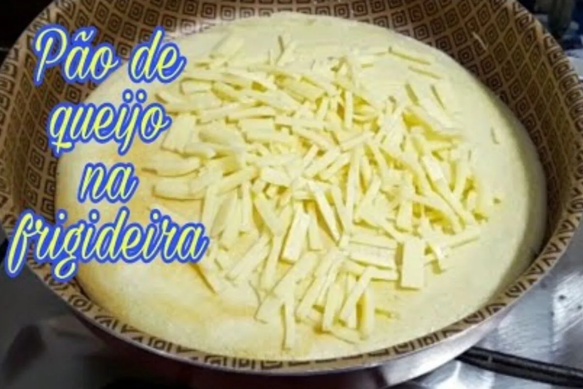 Pão de queijo de frigideira rápido, prático e sem mistério para preparar