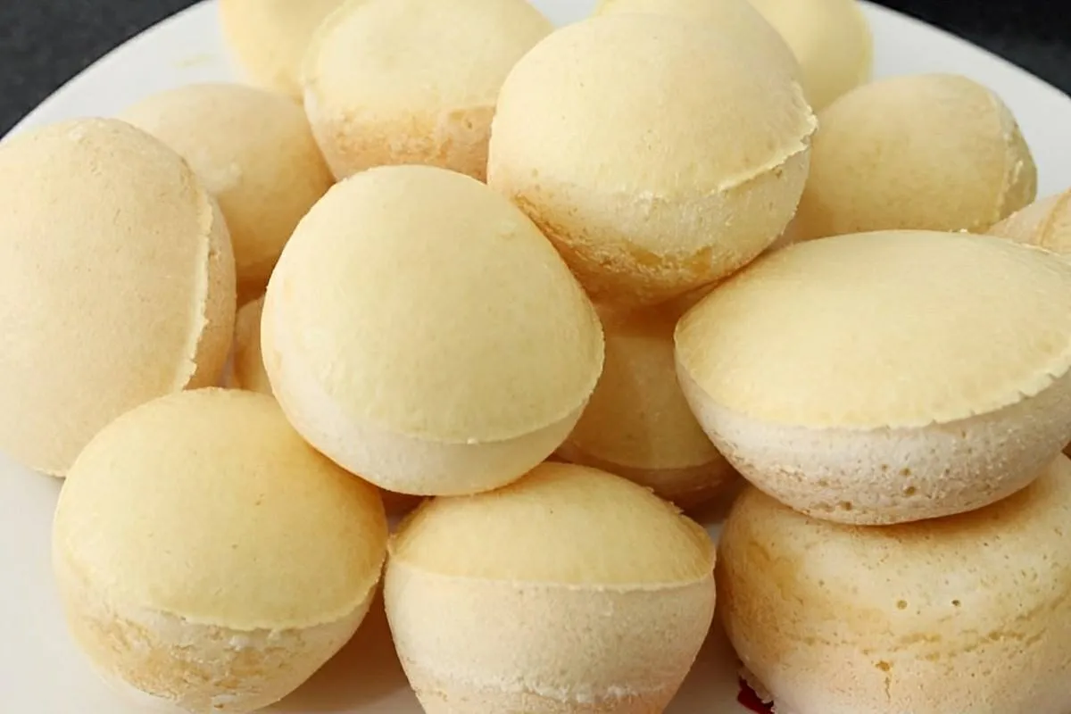 Pão de queijo de liquidificador é só bater os ingredientes colocar nas forminhas e assar
