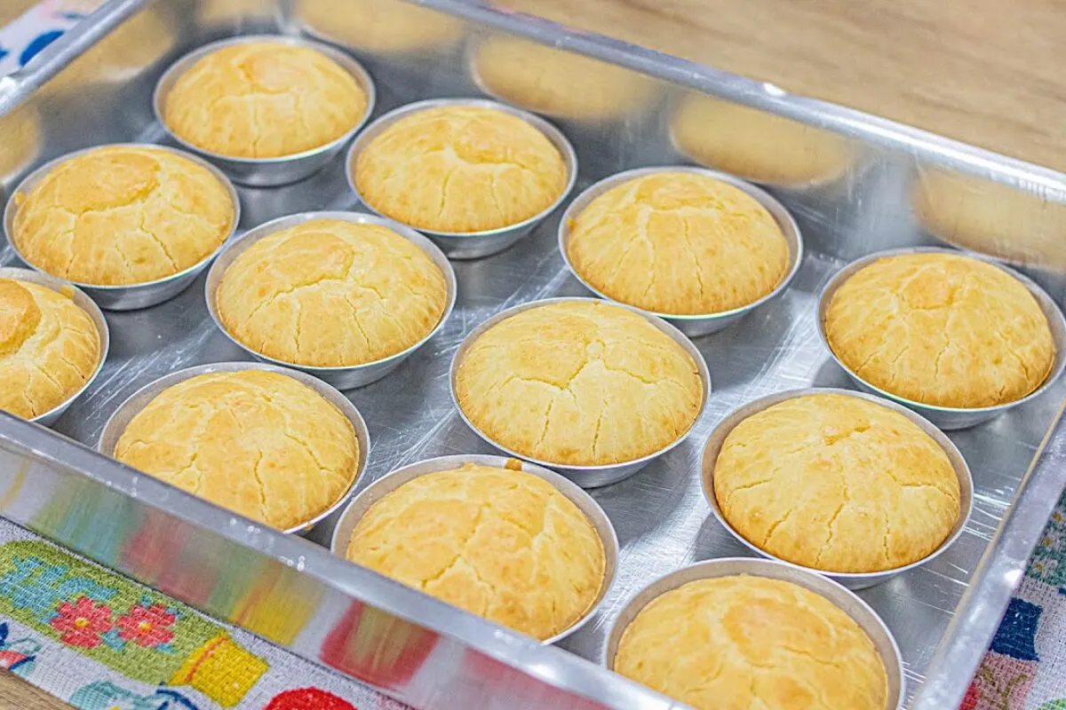 Pão de queijo de liquidificador prático e gostoso para um lanche rápido e quentinho