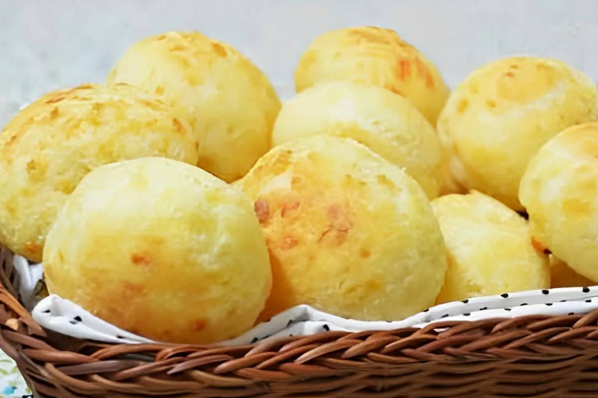 Pão de queijo fácil com muçarela rende bastante e fica uma delícia para servir no lanche ou café