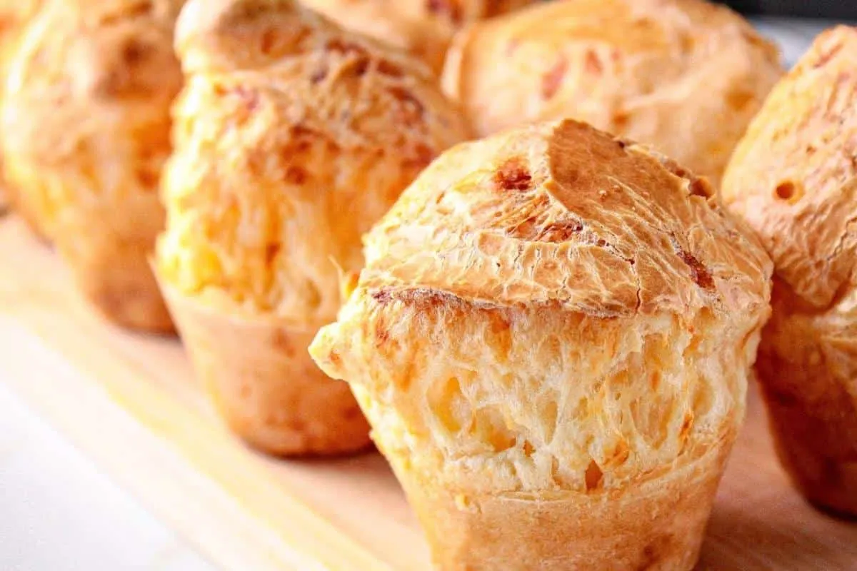 Pão de queijo fácil de fazer que não precisa sovar e não murcha quando sai do forno