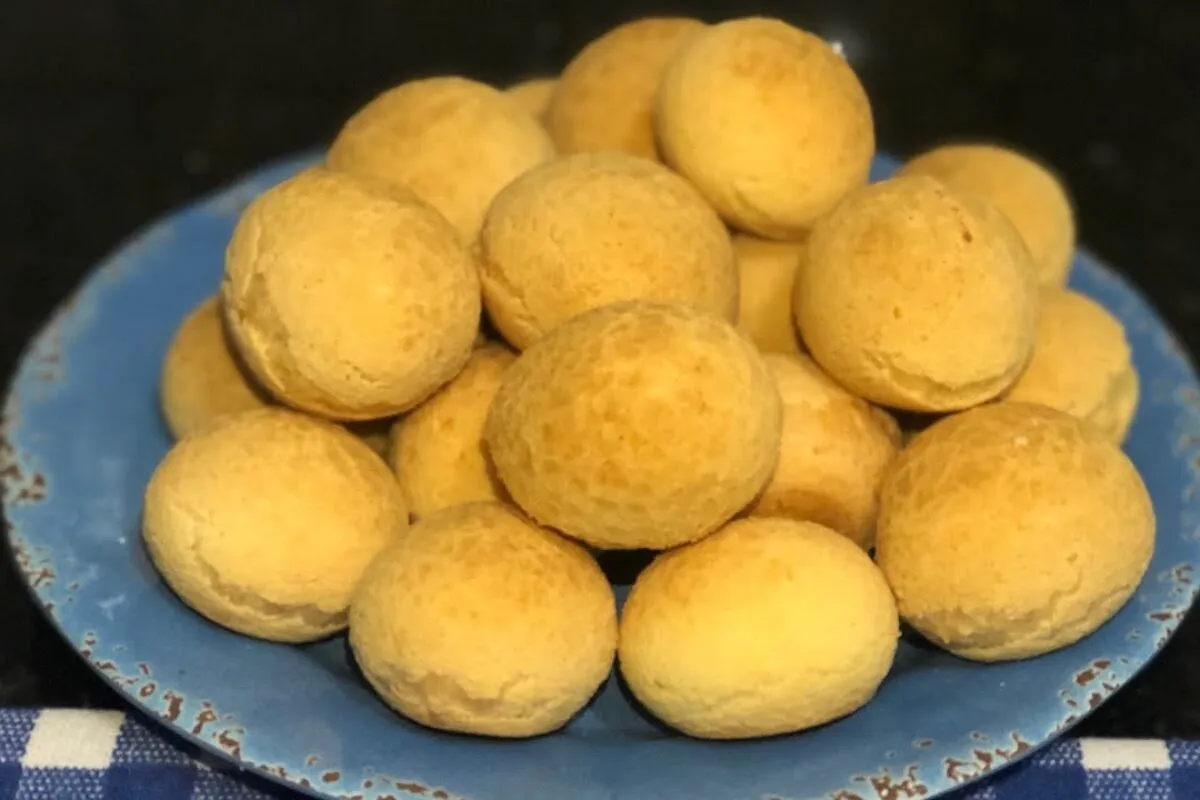 Pão de queijo mineiro: a receita rápida e saborosa que cresce e fica macia por dentro, igual o da padaria de Minas