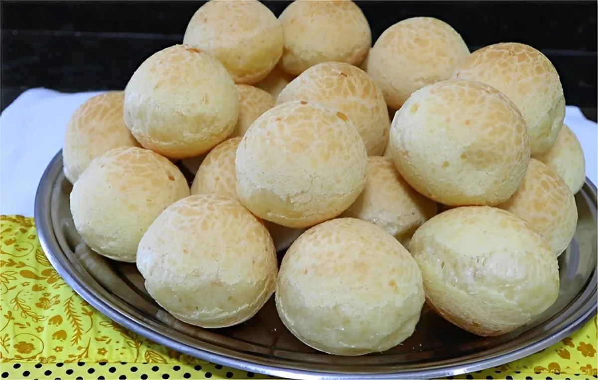 Pão de queijo mineiro fácil e delicioso perfeito para o seu café da manhã ou lanche
