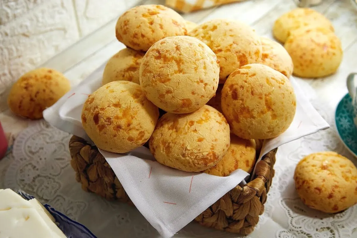 Pão de queijo mineiro legítimo, que fica com aquela casquinha crocante e o meio bem macio