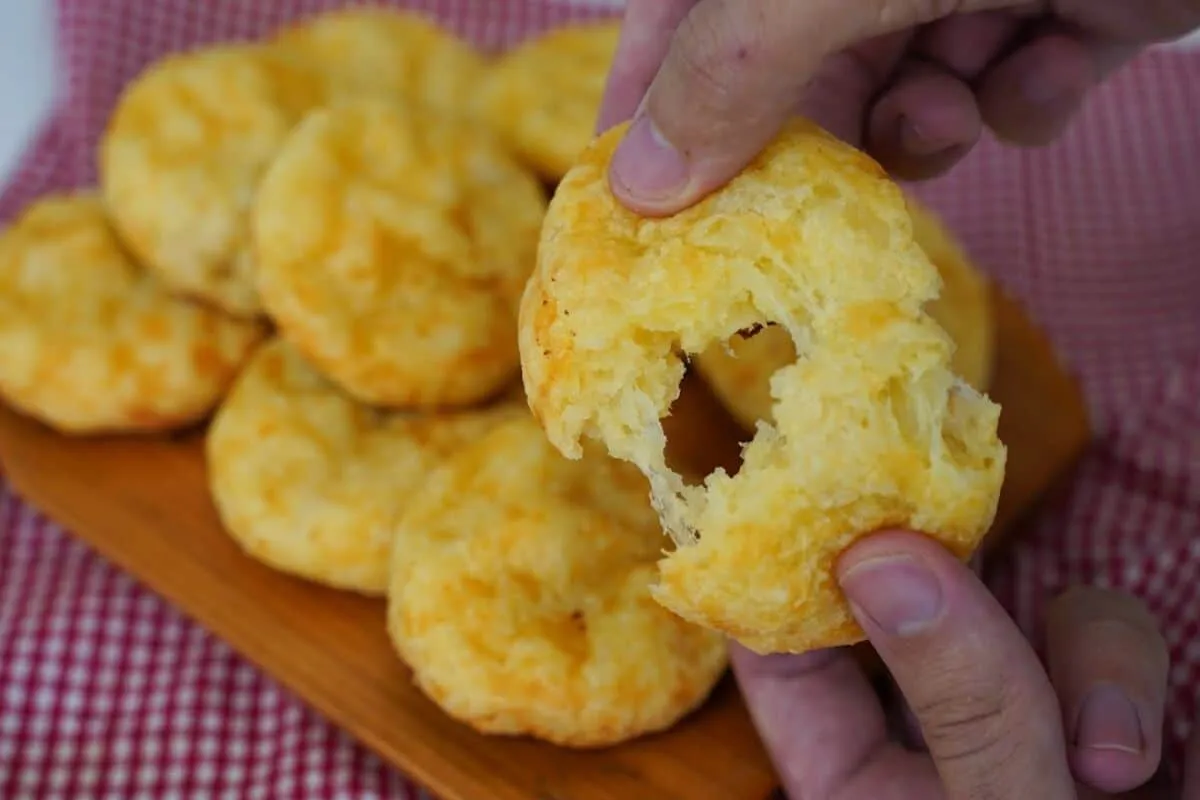 Pão de queijo mineiro simples e fácil que fica leve e muito saboroso para seu café