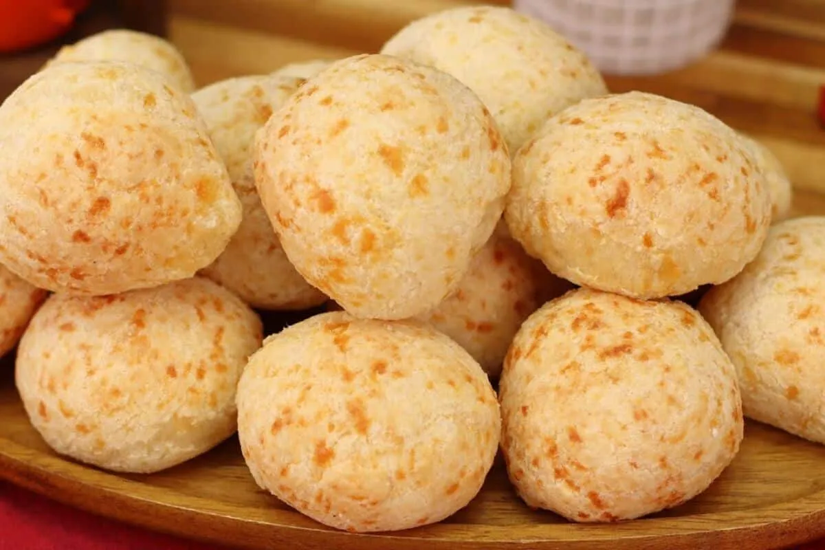 Pão de queijo mineiro verdadeiro com casquinha crocante e não murcha quando tira do forno