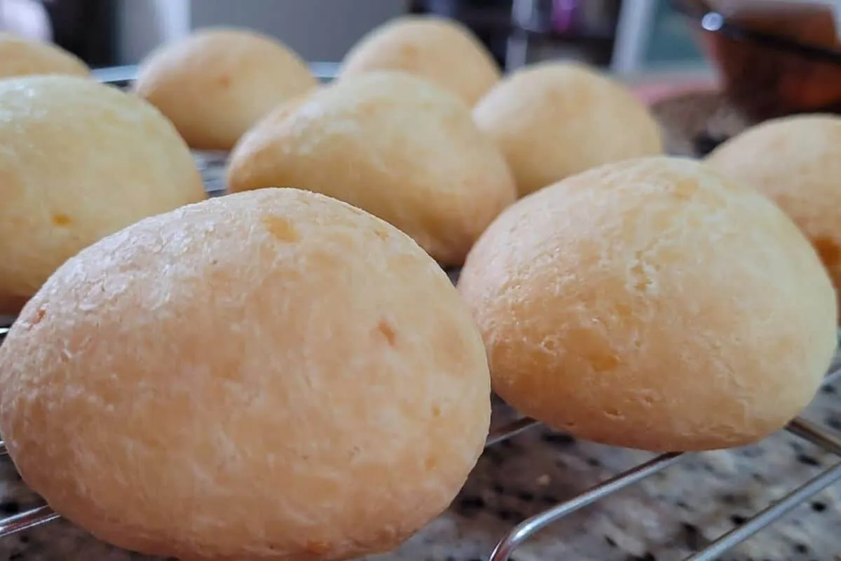 Pão de queijo: não compre mais antes de ver essa receita que fica leve e muito saborosa
