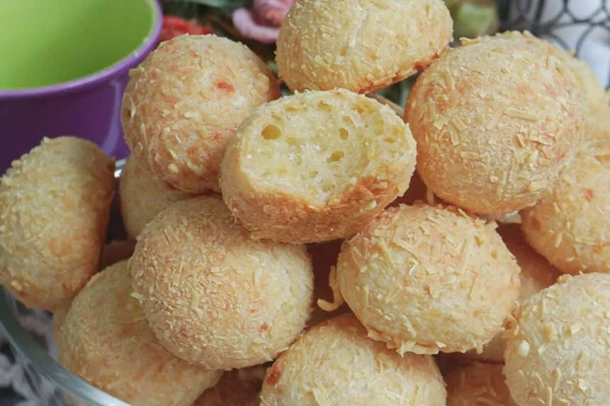 Pão de queijo que não murcha: descubra o segredo para um pãozinho crocante por fora e perfeito por muito tempo