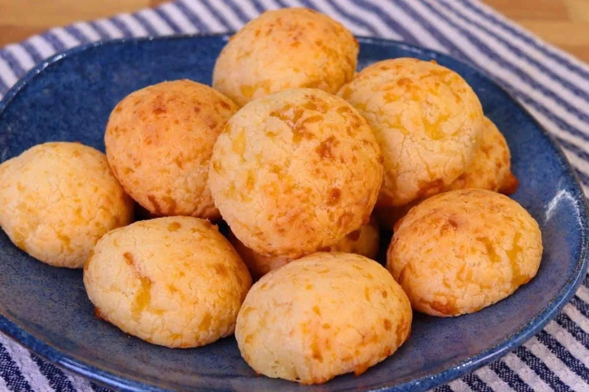 Pão de queijo sem óleo simples: sem ovos e com apenas 4 ingredientes que você já tem no armário