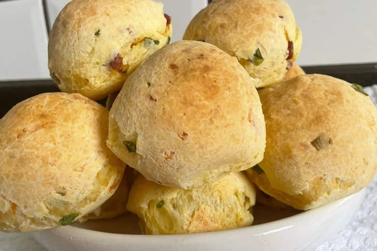 Pão de queijo temperado: uma receita especial e cheirosa, perfeita para o seu café da tarde