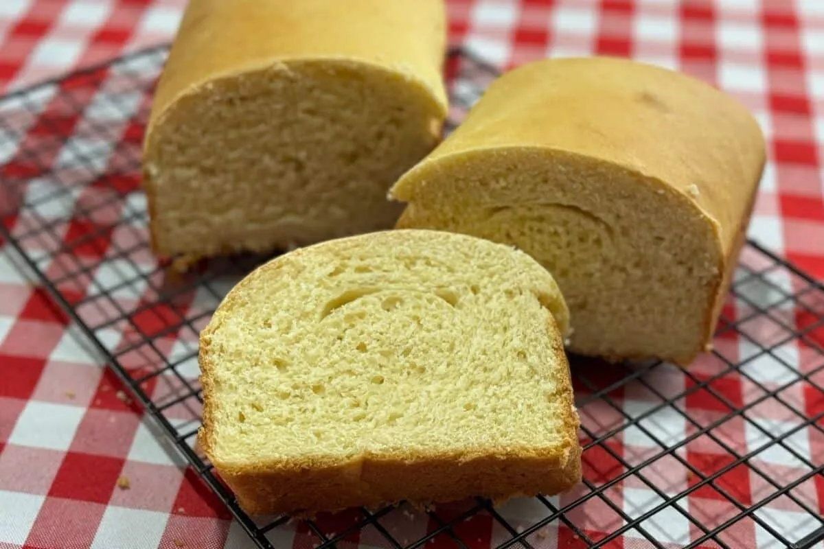 Pão de semolina caseiro que cresce bastante e fica ótimo para seu café da manhã