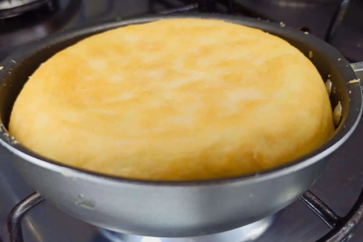 Pão de tapioca na frigideira fica pronto rapidinho e é melhor que pão francês