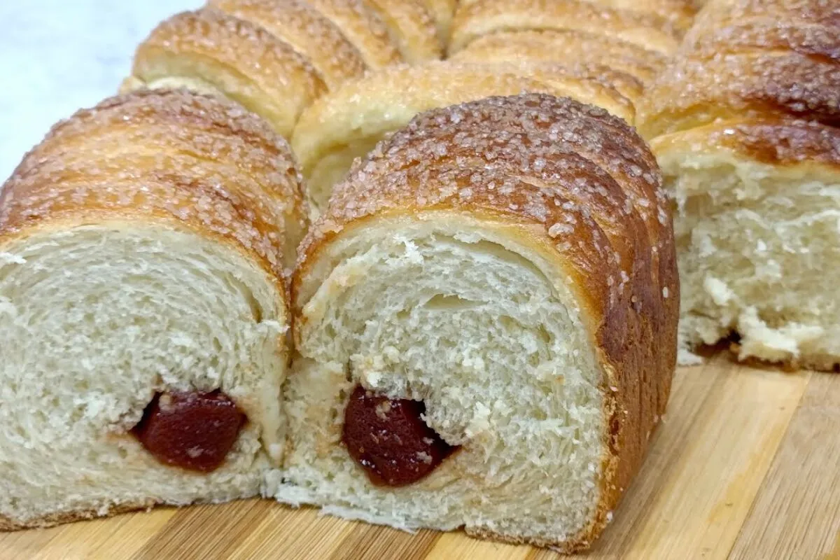 Pão doce com recheio de goiabada com uma massa fofinha e cheirosa, ideal para acompanhar um café
