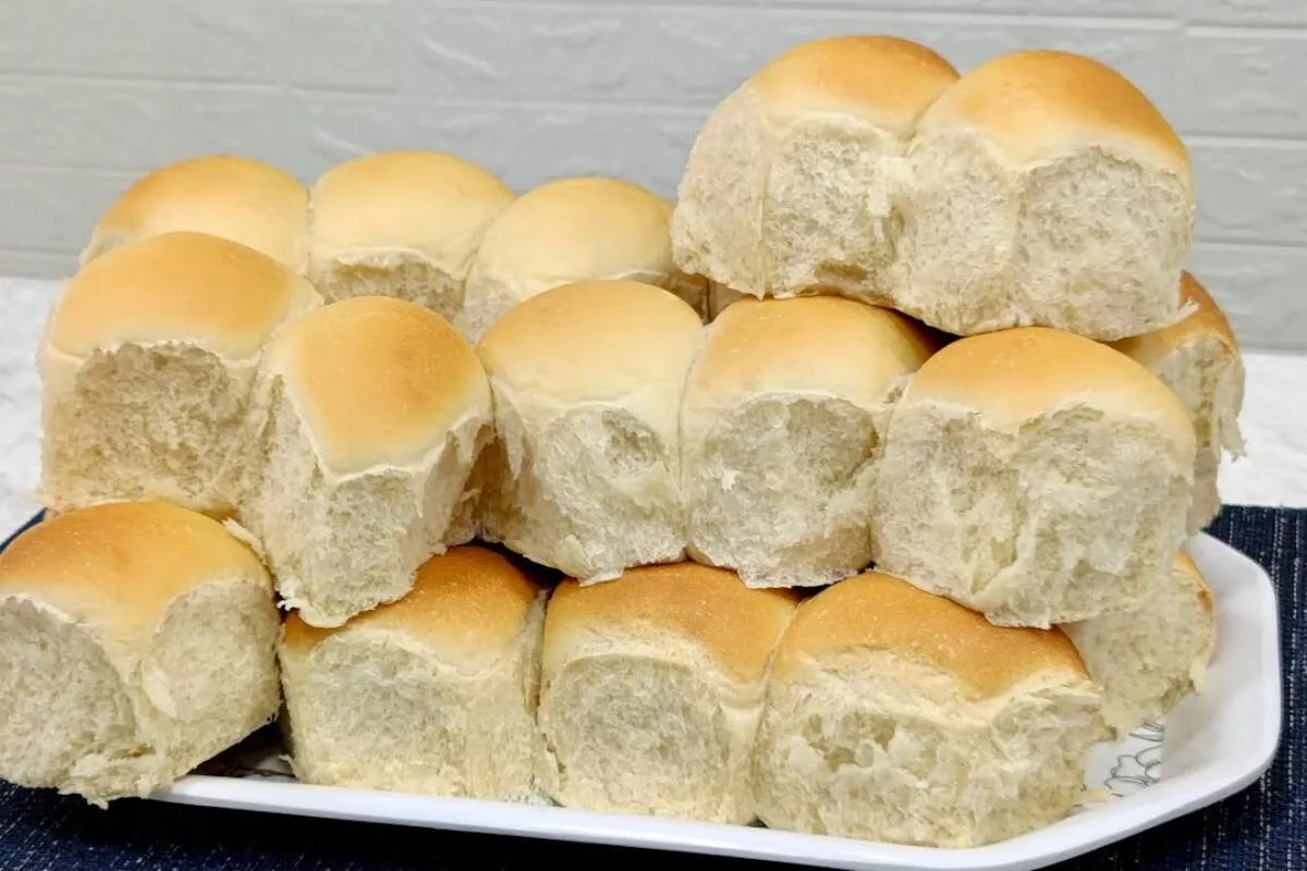 Pão doce fofinho que parece um pedaço de algodão: parece que foi feito na padaria