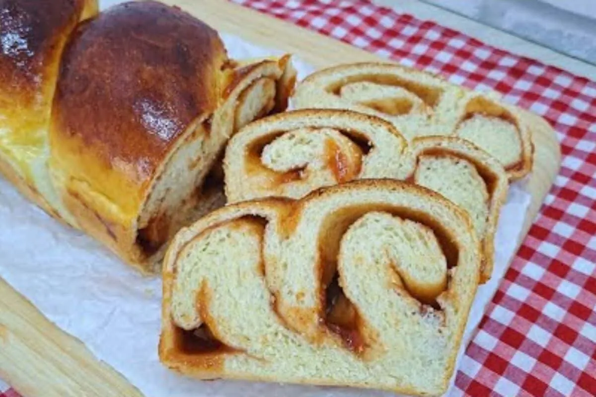 Pão doce recheado com goiabada: massa fofinha e recheio cremoso para o café da manhã de feriado