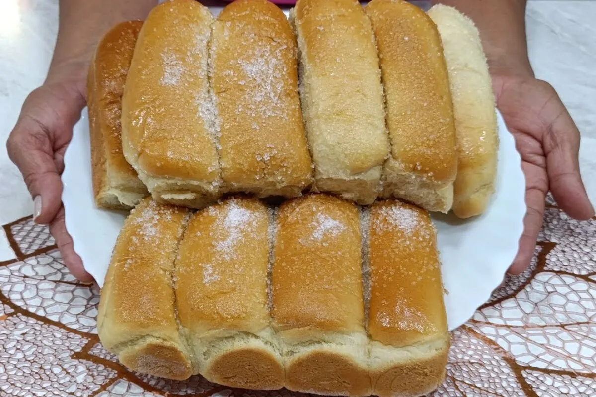 Pão doce simples, que fica super fofinho e é perfeito para o café da manhã ou lanche da tarde