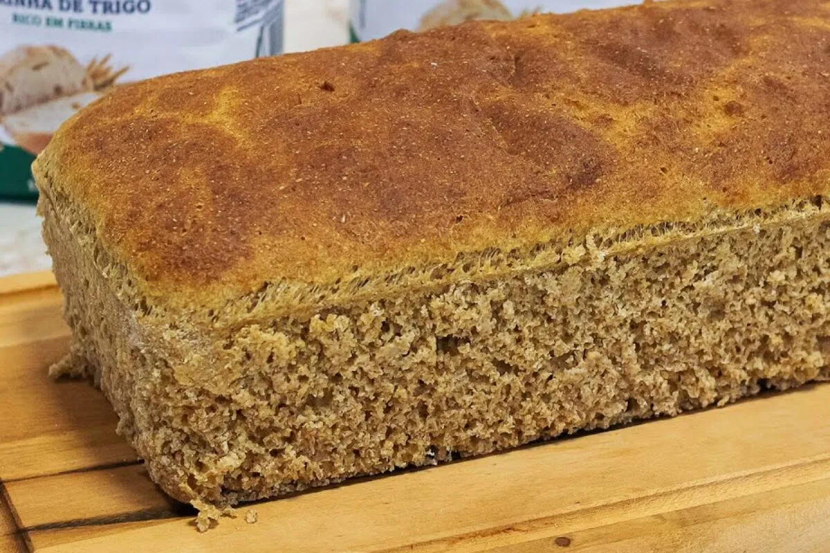 Pão integral de massa mole sem sovar: é só mexer e pronto, um pão fofinho que derrete na boca