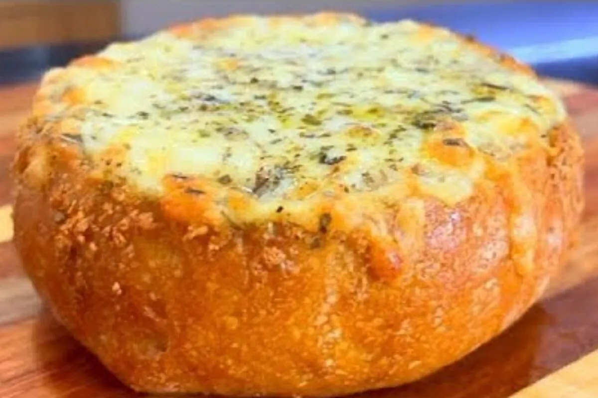 Pão italiano com creme de alho gratinado, crocante por fora e suculento por dentro