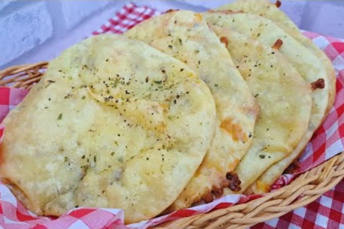 Pão pita de iogurte recheado com muçarela que derrete e estica