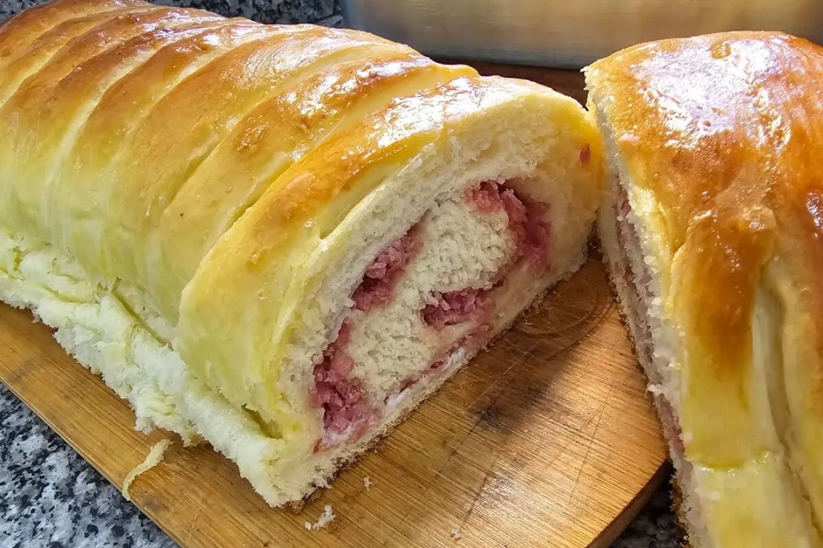 Pão recheado com calabresa, com uma massa leve e fofa e muito requeijão cremoso, ideal para o seu lanche