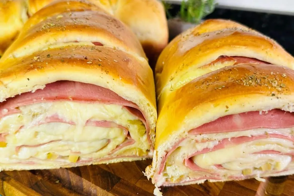 Pão recheado com mostarda e queijo para servir no lanche da tarde e agradar todo mundo