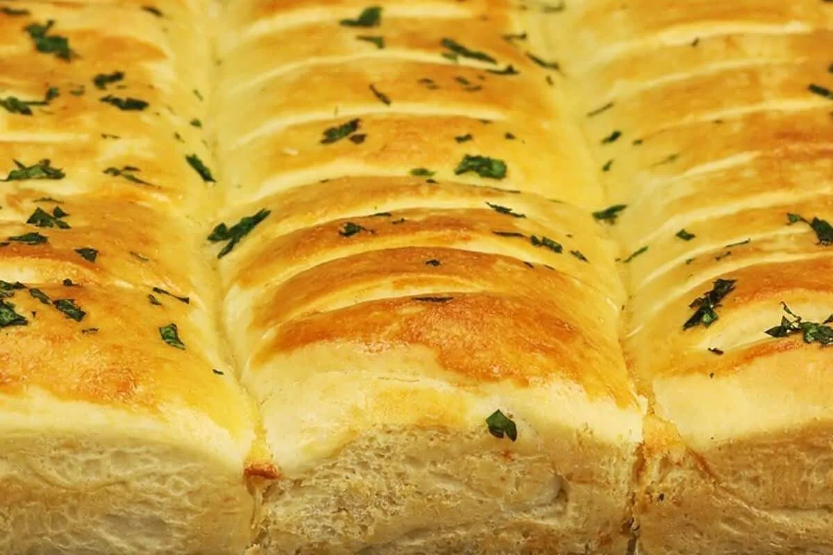 Pão recheado de frango: fica mais gostoso que salgado assado de padaria