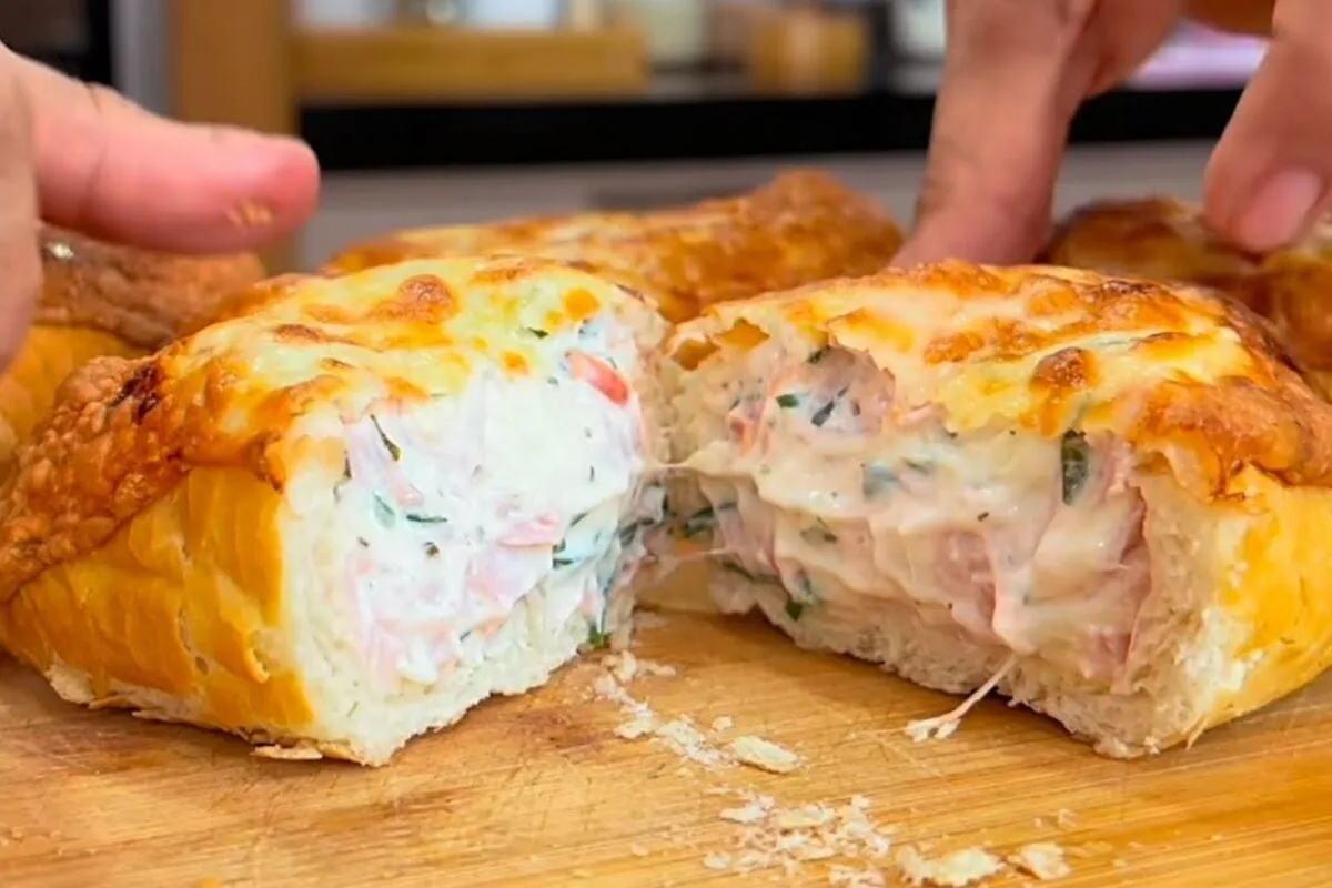 Pão recheado rápido e fácil, com uma massa fofa e um recheio generoso, perfeito para  o lanche