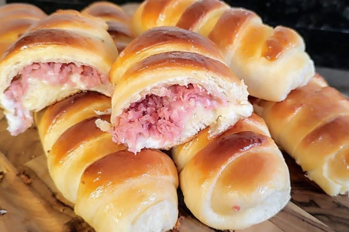 Pão salgado com queijo e calabresa: saboroso no café da manhã ou lanche da tarde